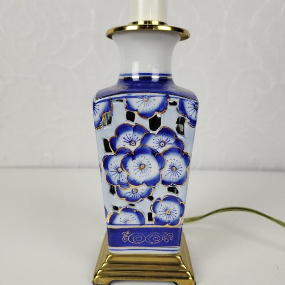 Vintage Porcelain Table Lamp Blue White Floral Scalloped Ginger Jar Brass Base - Picture 2 of 16
